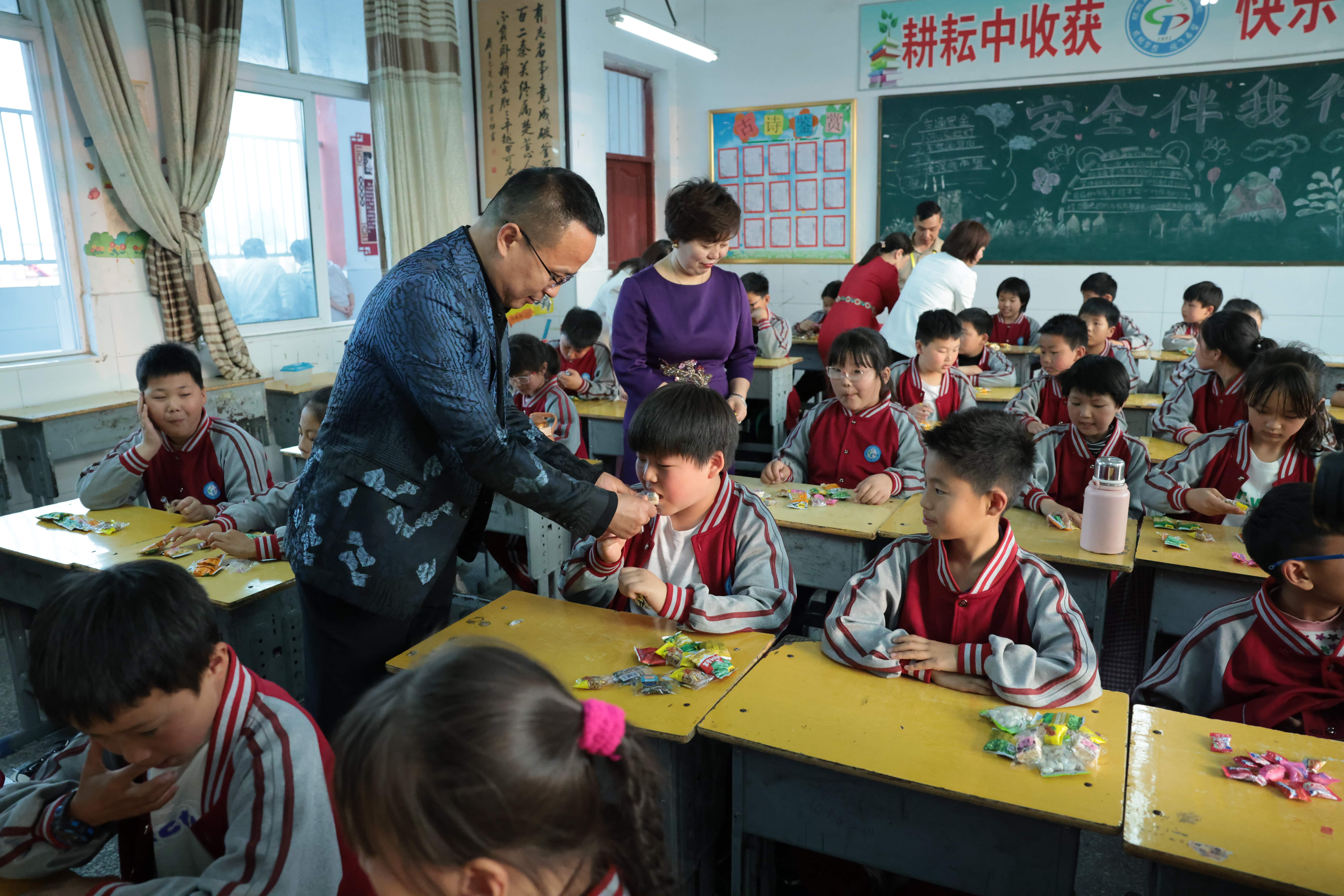 在爱意的“双向奔赴”中丨第249所1XBET官网公益学校揭牌 在爱意的“双向奔赴”中丨第249所1XBET官网公益学校揭牌