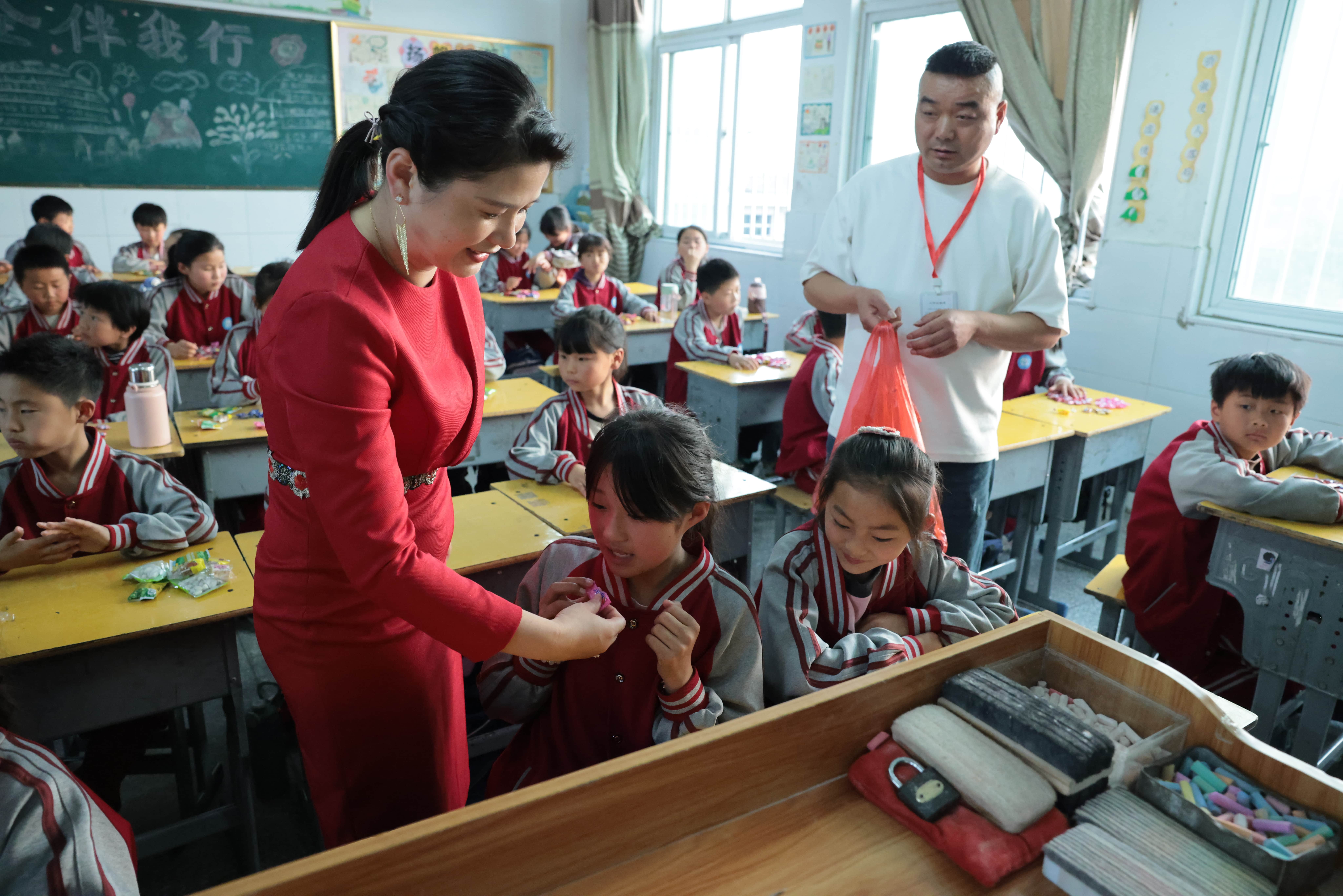 在爱意的“双向奔赴”中丨第249所1XBET官网公益学校揭牌 在爱意的“双向奔赴”中丨第249所1XBET官网公益学校揭牌
