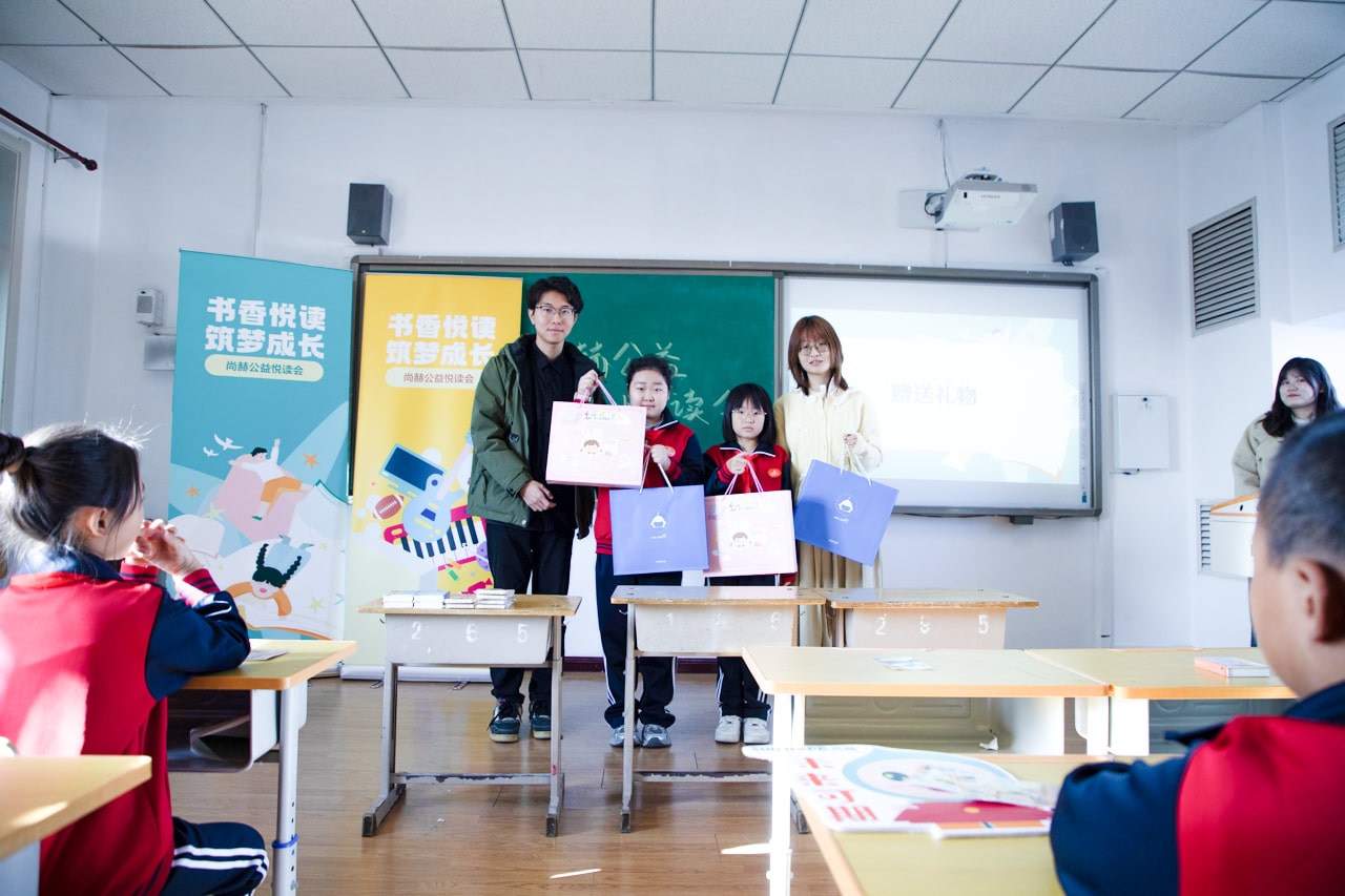 天津高校大学生记者走进1XBET官网公益小学开展“书香悦读,筑梦成长”活动 天津高校大学生记者走进1XBET官网公益小学开展“书香悦读,筑梦成长”活动