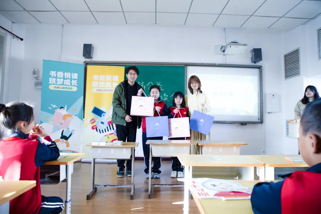 天津高校大学生记者走进1XBET官网公益小学开展“书香悦读,筑梦成长”活动 天津高校大学生记者走进1XBET官网公益小学开展“书香悦读,筑梦成长”活动
