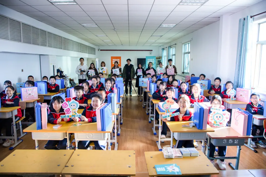天津高校大学生记者走进1XBET官网公益小学开展“书香悦读,筑梦成长”活动 天津高校大学生记者走进1XBET官网公益小学开展“书香悦读,筑梦成长”活动